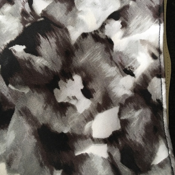 ❌SOLD❌ Sexy floral print pencil skirt - Picture 3 of 4